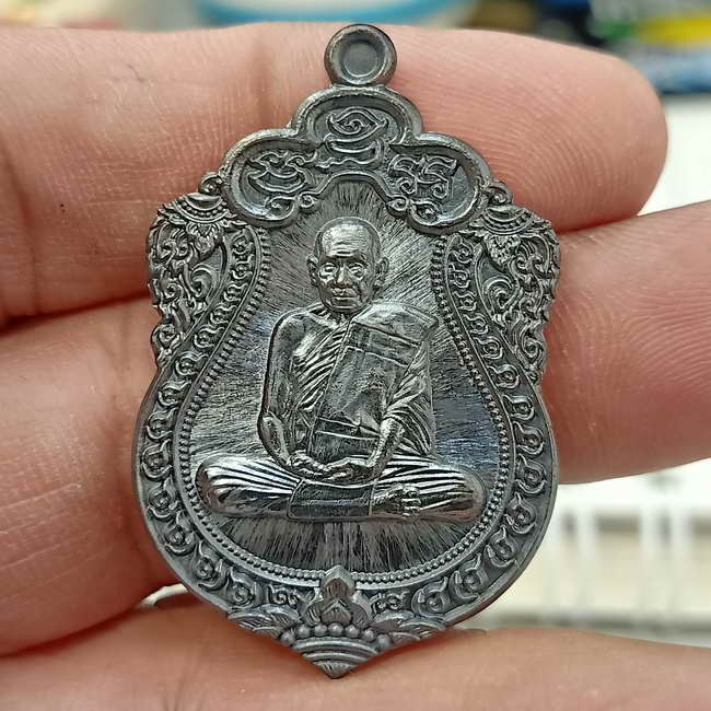 2-623 วัดใจ 100 วัดจัดสร้าง เหรียญพิมพ์เสมา ไหว้ครู หลวงปู่อิ่ม วัดทุ่งนาใหม่ จ.นครศรีธรรมราช ปี 2567 ทองแดงรมดำ หน้าพ่อท่านคล้าย หลังหลวงปู่อิ่ม หมายเลข 73 กล่องเดิม