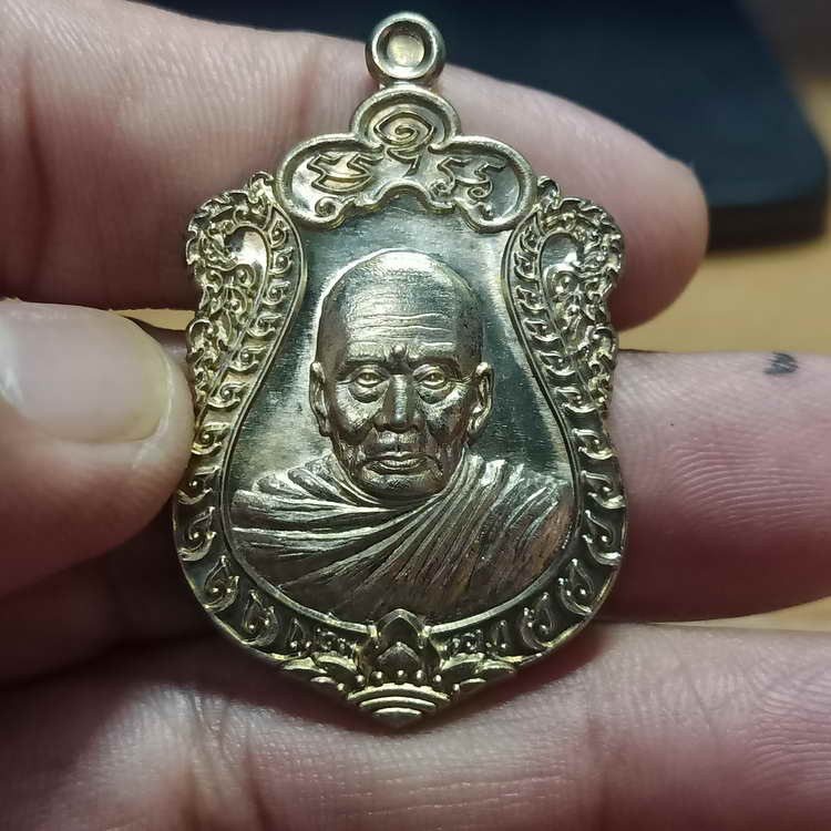 2-624 วัดใจ 200 เหรียญเสมาใหญ รุ่นแรก รุ่นเจ้าสัวนำสุข อาจารย์นำ วัดดอนศาลา จ.พัทลุง ปี 2558 เนื้ออัลปาก้า หมายเลข 204 สร้าง 1999 เหรียญ จอง 400 บาท วันนี้มาในราคาวัดใจ ไม่มีกล่อง