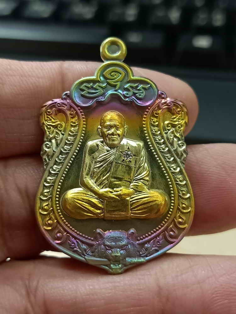 2-1041 วัดใจ 100 เหรียญเสมาเสือคาบดาบ เฮง หลวงปู่เฮง ปภาโส วัดบ้านด่านช่องจอม จ.สุรินทร์ 2567 ทองประธานผิวรุ้ง ฝังเพชรสังฆาฏิ หมายเลข 42 กล่องเดิม