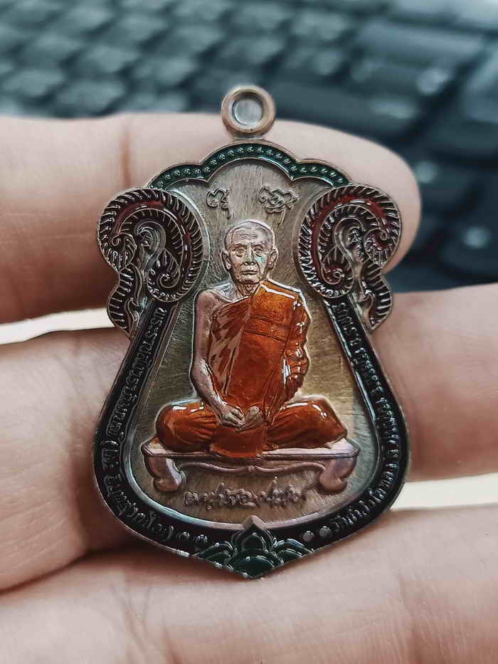 2-1396 วัดใจ 100 เหรียญเสมาเมตตา หลวงปู่โต๊ะ วัดถ้ำสิงโตทอง จ.ราชบุรี 2566 อัลปาก้าผิวรุ้ง ขอบดำ บัวเขียว กนกแดง หมายเลข 34 สร้าง 50 เหรียญ กล่องเดิม