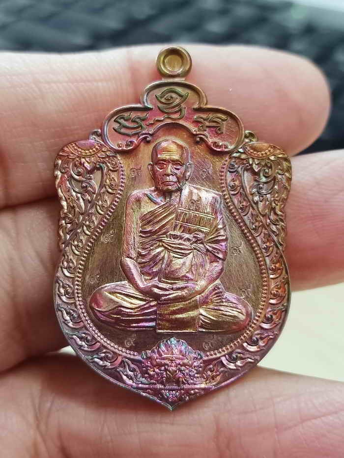 2-1938 วัดใจ 150 เหรียญเสมา หนุมานร่ายเวทย์ 9 รอบ หลวงปู่คีบ ธีรปัญโย วัดป่าสุทธาวาส จ.นครพนม 2567 ทองแดงผิวรุ้ง หลังเรียบ จารมือเกจิ โค้ด 9 รอบ หมายเลข 24 สร้าง 30 กล่องเดิม