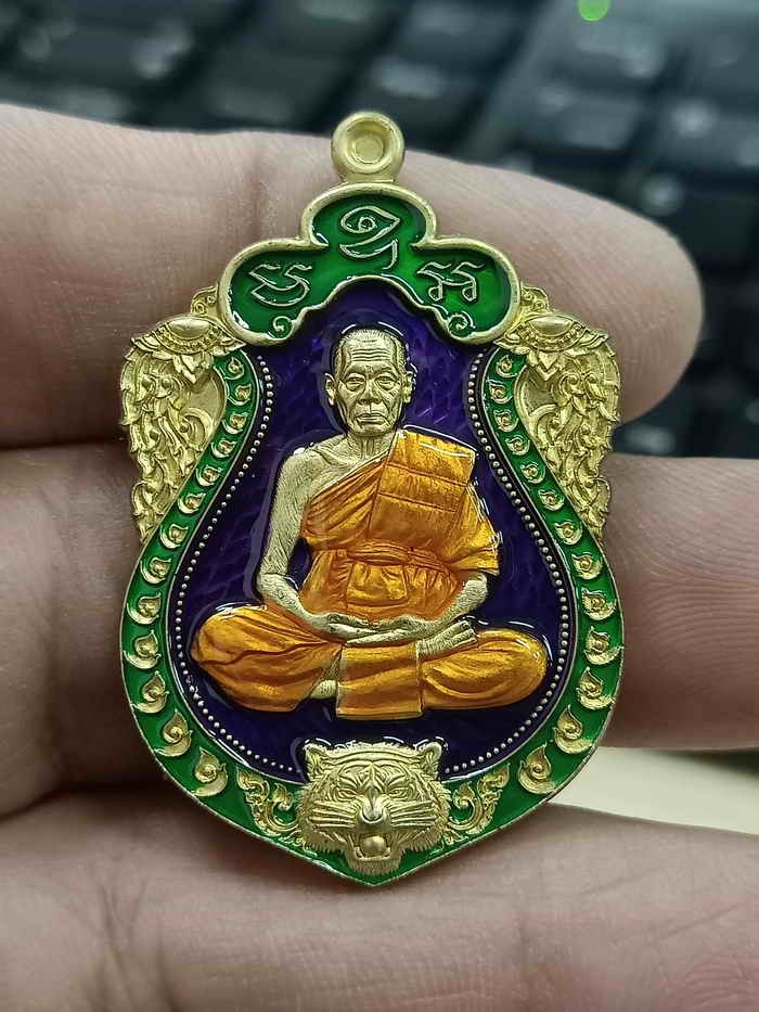 2-1302 วัดใจ 150 เหรียญเสมาเสือคาบแก้ว หลวงพ่อยูร วัดพนมเศษเหนือ จ.นครสวรรค์ 2567 เนื้อทองทิพย์ ลงยาพื้น ขอบ ซุ้ม จีวร หมายเลข 63 กล่องเดิม