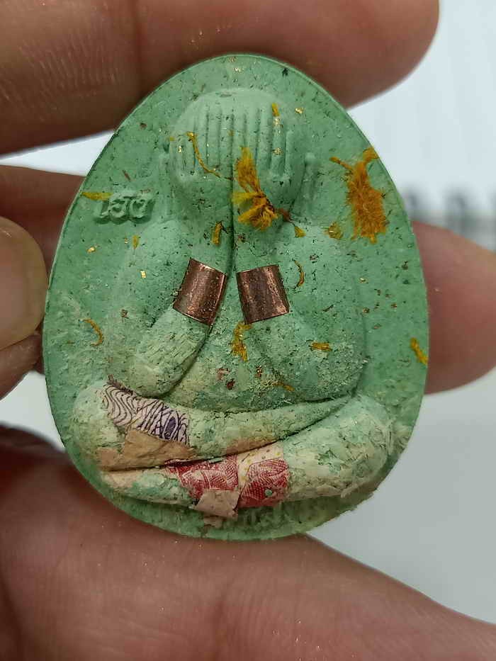 2-58 วัดใจ 50 พระผงปิดตา เฮง แสนล้าน หลวงปู่เฮง ปภาโส (บ้านด่านช่องจอม) ออกวัดสะตอน้อย อ.ขลุง จ.จันทบุรี ปี 2565 เนื้อเขียวเหนี่ยวทรัพย์ โรยแบงค์ หมายเลข 5 กล่องเดิม