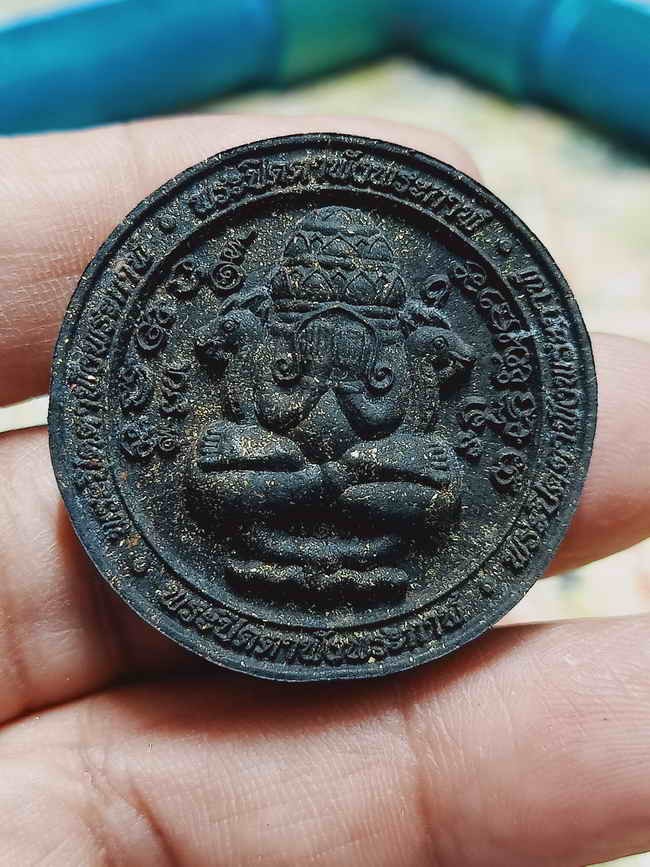 2-1458 วัดใจ 50 พระผงขอบ ปิดตาพังพระกาฬ(รุ่นแรก) หลวงปู่อิ่ม วัดทุ่งนาใหม่ จ.นครศรีธรรมราช ปี 2566 หมายเลข 271 กล่องเดิม***ทีมพี่เสือสร้าง