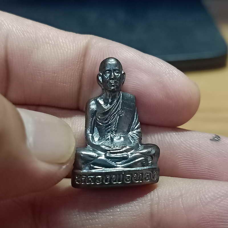 2-455 วัดใจ 100 รูปเหมือนปั้ม 65 รุ่นแรก หลวงพ่อทอง ออกวัดบ้านไร่ จ.นครราชสีมา ปี 2565 เนื้อทองแดงรมดำผิวปรอท แว็บว๊าบ หมายเลข 4709 ไม่เคยใช้สวยนอนกล่องเดิม