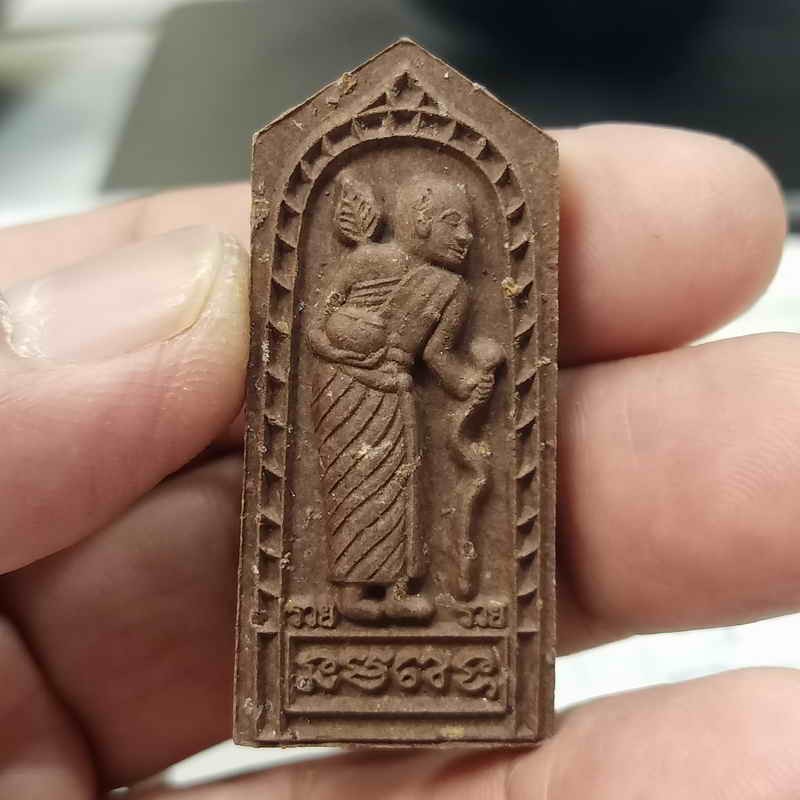 2-239 วัดใจ 100 พระผงสีวลี หลังยันต์ห้า รุ่นแรก ทีมพี่เสือสร้าง หลวงพ่อรวย วัดมาบตะพุด จ.ระยอง ปี 2566 เนื้อชานหมากว่านมงคล หมายเลข 157 กล่องเดิม