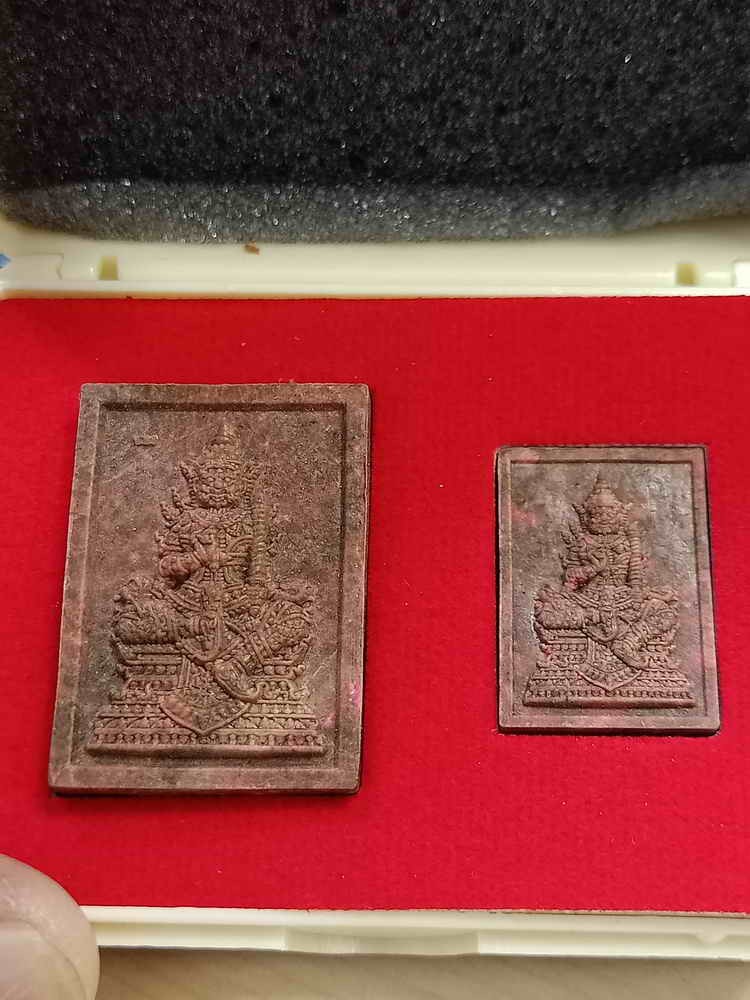 2-913 G2 วัดใจ 100 พระผงท้าวเวสสุวรรณนั่งบัลลังก์ประทานพร มหาโภคทรัพย์ ปลุกเสก 4 วาระ วัดบ้านอ้อ อ.โนนไทย จ.นครราชสีมา เนื้อลายเสือมหาเสน่ห์ หลังแบบ กล่องเดิม***ต่ำจอง การ์ดพร้อม วาระดี