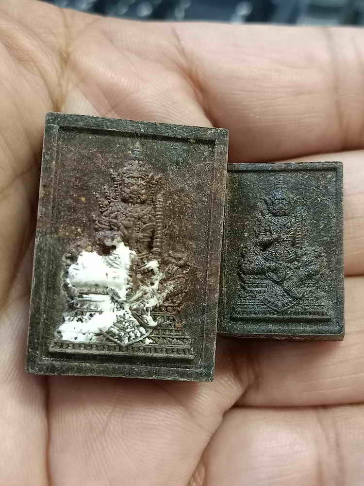 2-912 G1 วัดใจ 100 พระผงท้าวเวสสุวรรณนั่งบัลลังก์ประทานพร มหาโภคาทรัพย์ ปลุกเสก 4 วาระ วัดบ้านอ้อ อ.โนนไทย จ.นครราชสีมา เนื้อไม้พญางิ้วดำ หลังแบบ กล่องเดิม***ต่ำจอง การ์ดพร้อม วาระดี