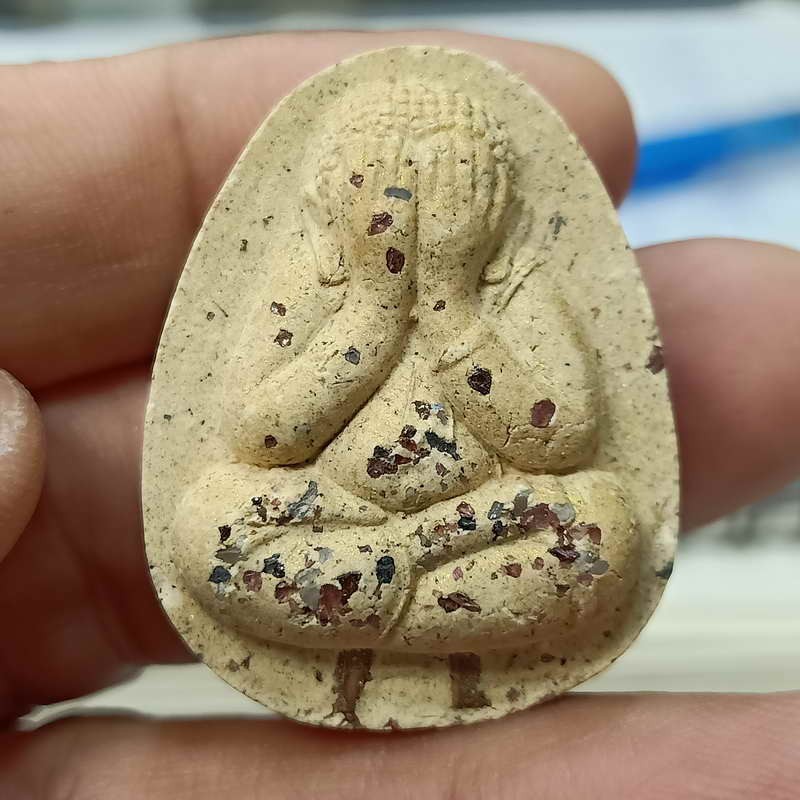 2-405 วัดใจ 50 พระปิดตาจัมโบ้ ที่ระลึกสร้างศาลาการเปรียญ รุ่นรวยพันล้าน หลวงปู่บุญมา สำนักสงฆ์เขาแก้วทอง จ.ปราจีนบุรี ปี 2564 เนื้อผงโรยพลอย ฝังตะกรุด โค้ดกรรมการ กล่องเดิม