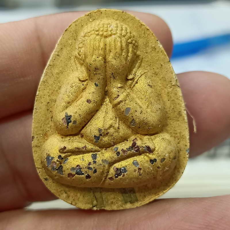 2-404 วัดใจ 50 พระปิดตาจัมโบ้ ที่ระลึกสร้างศาลาการเปรียญ รุ่นรวยพันล้าน หลวงปู่บุญมา สำนักสงฆ์เขาแก้วทอง จ.ปราจีนบุรี ปี 2564 เนื้อผงปัดทองโรยพลอย ฝังตะกรุด หมายเลข 981 กล่องเดิม