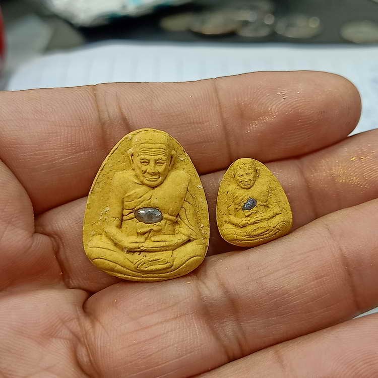 2-804 วัดใจคู่ 50 พระผงหลวงปู่ทวด รุ่นเจ้าสัวพันล้าน หลวงปู่อิ่ม วัดทุ่งนาใหม่ จ.นครศรีธรรมราช ปี 2566 เนื้อเกสร อุดสะดือแร่เหล็ก มีหมายเลข กล่องเดิม***ชุดสุดคุ้ม มวลสารดี G#2