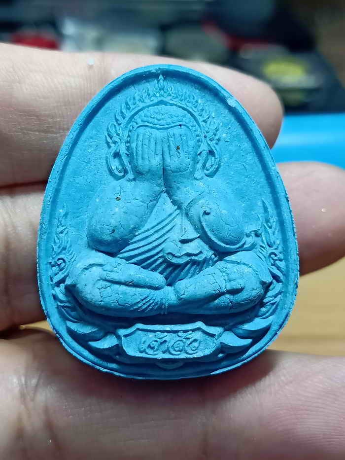 2-1013 วัดใจ 100 พระปิดตาพุทธศิลป์ รุ่นเจ้าสัว รวยพันล้าน ครูบาอริยชาติ อริยจิตฺโต วัดแสงแก้วโพธิญาณ จ.เชียงราย ปี 2567 เนื้อผงเทพมงคล ว่านมงคล สีฟ้า หมายเลข 421 กล่องเดิม ***สุดยอดเกจิเสก