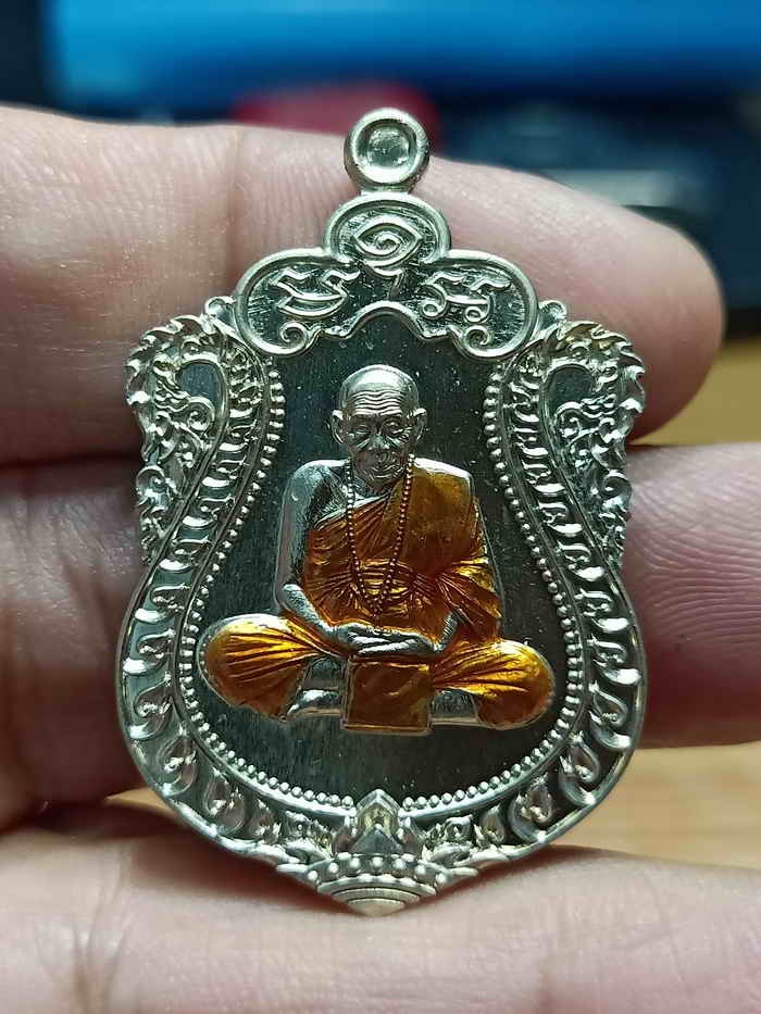 2-8 วัดใจ 150 เหรียญเสมา 8 รอบ ครูบาอุ่น วัดโรงวัว จ.เชียงใหม่ 2567 อัลปาก้า ลงยาจีวร หมายเลข 32 กล่องเดิม