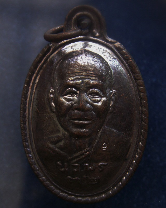 19.เหรียญนวพร (หลังเต่า) หลวงพ่อคูณ วัดบ้านไร่ ศูนย์การทหารปืนใหญ่สร้างถวาย ตอกโค้ด พ.ศ. 2537 พร้อมกล่องเดิม