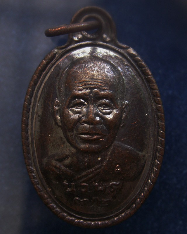 17.เหรียญนวพร (หลังเต่า) หลวงพ่อคูณ วัดบ้านไร่ ศูนย์การทหารปืนใหญ่สร้างถวาย ตอกโค้ด พ.ศ. 2537 พร้อมกล่องเดิม