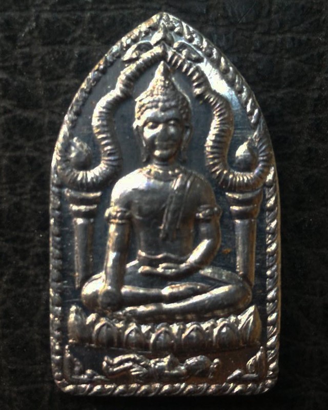 4.พระยอดขุนพลปั๊ม หลวงพ่อฑูรย์ วัดโพธินิมิตร เนื้อชินพิมพ์เล็ก พ.ศ. 2527 สูง 3 ซ.ม. สร้างจากเนื้อชินกรุเก่าที่ชำรุดแตกหัก