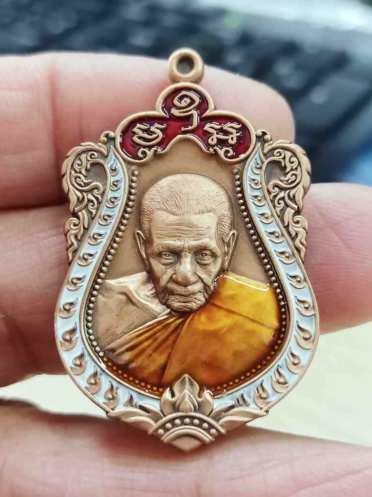 2-1940 วัดใจ 100 เหรียญเสมาฉลองสมณศักดิ์ หลังพัดยศ หลวงปู่อิ่ม วัดทุ่งนาใหม่ จ.นครศรีธรรมราช 2566 ทองแดงซาติน ลงยาขอบ จีวร หมายเลข 17 กล่องเดิม