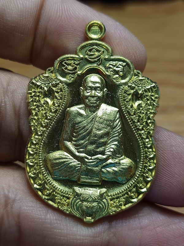 2-936 วัดใจ 100 เหรียญเสมา 7 รอบ หลวงพ่อสุนทร วัดบ้านมะเกลือ จ.นครสวรรค์ 2563 ทองทิพย์เพียว สวยคลาสิค หมายเลข 4329 กล่องเดิม***สวยคมวาระดี เสมา 7 รอบ PSGA การันตี