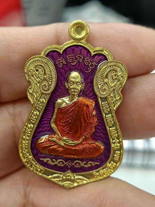 2-742 วัดใจ 100 เหรียญเสมาไตรมาส รวย รวย รวย หลวงปู่บุญมา สำนักสงฆ์เขาแก้วทอง จ.ปราจีนบุรี ปี 2564 ทองทิพย์ ลงยาม่วง จีวร หมายเลข 10 กล่องเดิม