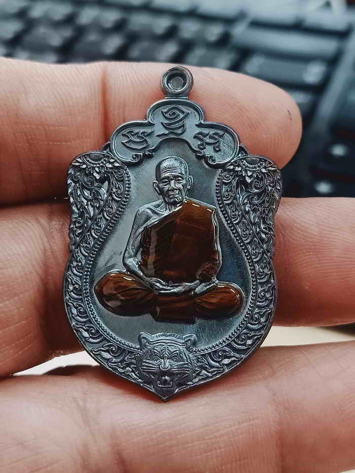 2-1235 วัดใจ 100 เหรียญเสมาเสือคาบแก้ว หลวงปู่เถิง วัดบ้านอาลัย จ.ศรีสะเกษ 2566 ทองแดงรมดำ ลงยาจีวร หมายเลข 59 สร้าง 168 เหรียญ กล่องเดิม