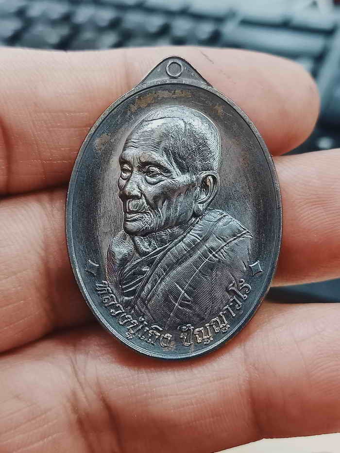 2-1236 วัดใจ 100 เหรียญหันข้าง รุ่นแรก ทบ.ร.6 รวย เลื่อนยศ พ้นภัย หลวงปู่เถิง วัดบ้านอาลัย จ.ศรีสะเกษ 2567 ทองแดงรมดำ หมายเลข 573 กล่องเดิม***สวยคม พิมพ์นิยม