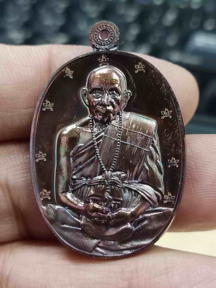 2-958 วัดใจ 100 เหรียญรุ่นเจ้าสัวพันล้าน มีจอบไม่มีจน หลวงปู่เปลื้อง วัดพังดาน จ.พัทลุง 2567 รก.8.12 ทองแดงผิวรุ้ง ศาลารอบ หมายเลข 40 กล่องเดิม***จี้กงแห่งแดนใต้สายเขาอ้อ