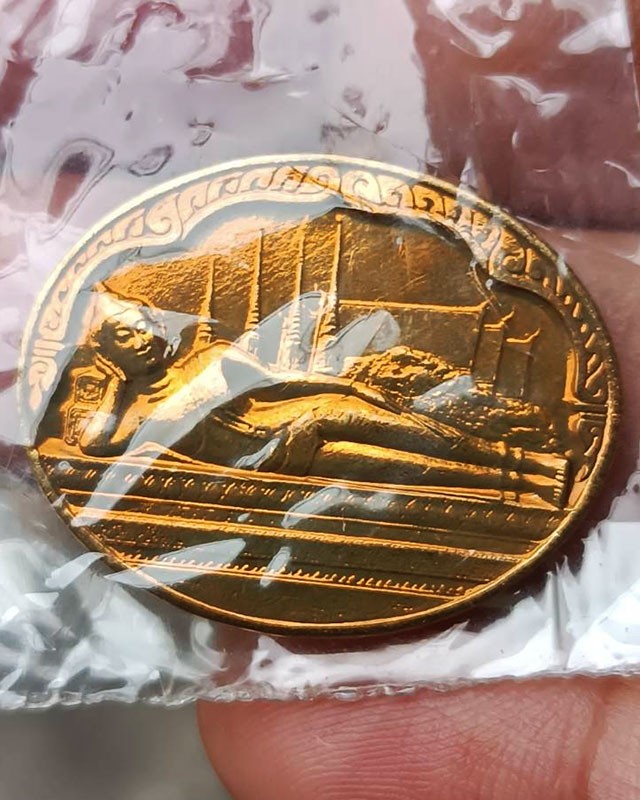 15.เหรียญพระนอน หลัง ภปร. พิธีใหญ่วัดโพธิ์ ฉลองในหลวงพระชนมายุครบ 5 รอบ พ.ศ. 2530 ไม่ผ่านการใช้ ซองเดิมๆ