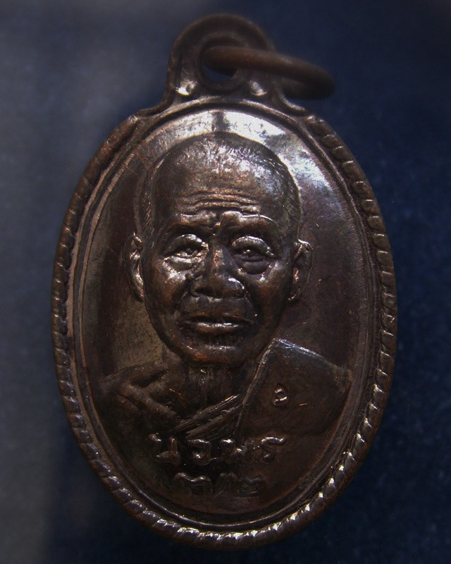 29.เหรียญนวพร (หลังเต่า) หลวงพ่อคูณ วัดบ้านไร่ ศูนย์การทหารปืนใหญ่สร้างถวาย ตอกโค้ด พ.ศ. 2537 พร้อมกล่องเดิม