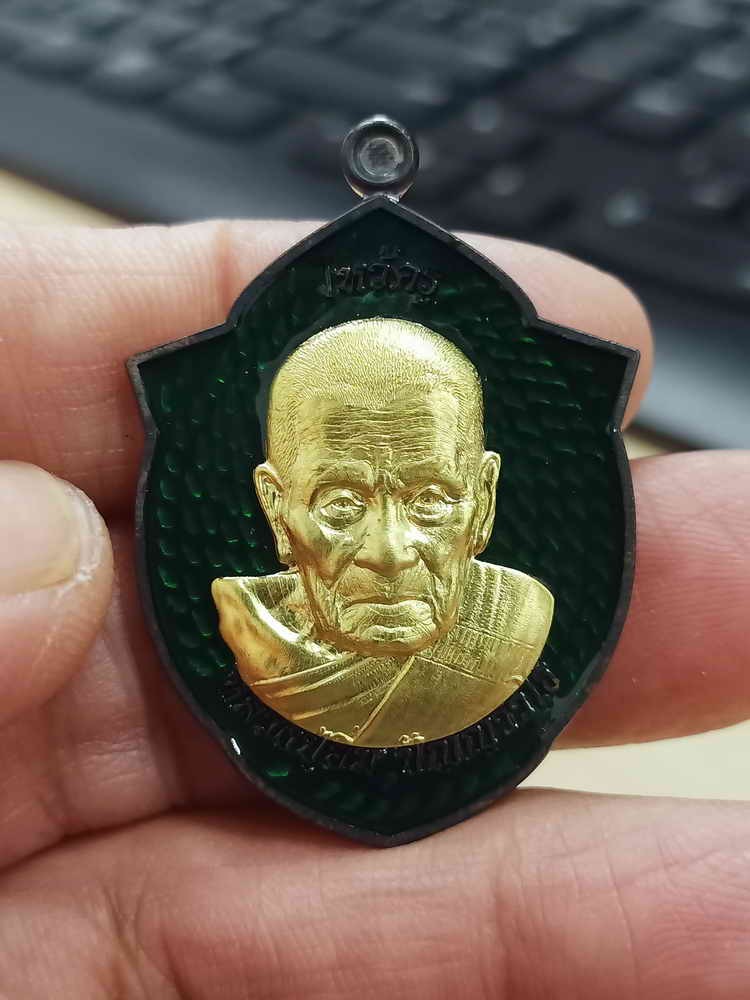 2-1676 วัดใจ 100 เหรียญไหว้ครู 67 หลวงปู่อิ่ม วัดทุ่งนาใหม่ จ.นครศรีธรรมราช 2567 ทองแดงรมดำ ลงยาเขียว หน้ากากทองทิพย์ หมายเลข 30 กล่องเดิม