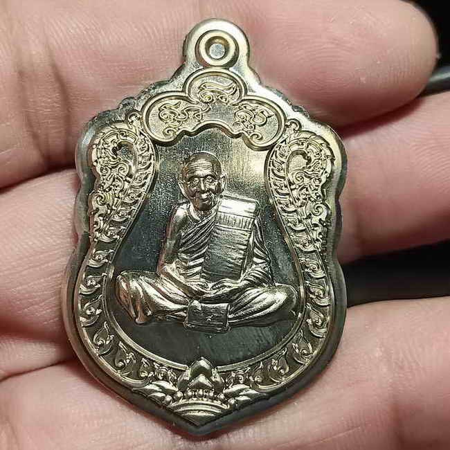 2-281 วัดใจ 100 เหรียญชนะศึก หลวงปู่แสน อายุ 111 ปี วัดบ้านหนองจิก จ.ศรีสะเกษ ปี 2561 เนื้ออัลปาก้า ไม่ตัดปีก หมายเลข 310 กล่องเดิม