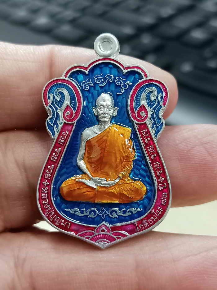 2-1786 วัดใจ 100 เหรียญไตรมาส รวย รวย รวย หลวงปู่บุญมา สำนักสงฆ์เขาแก้วทอง จ.ปราจีนบุรี 2564 ปีกเครื่องบิน ลงยาเต็มสูตร หมายเลข 57 กล่องเดิม***สวยยุคต้น