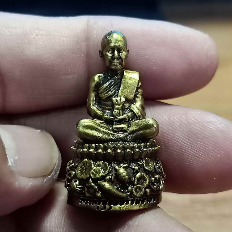 2-521 วัดใจ 200 รูปหล่อฐานปูปลา รุ่นบารมี 88 หลวงพ่อรวย วัดมาบตาพุด จ.ระยอง องค์ทองเหลืองซาติน ตะกรุด 3 ดอก รก.10 หมายเลข 141 กล่องเดิม