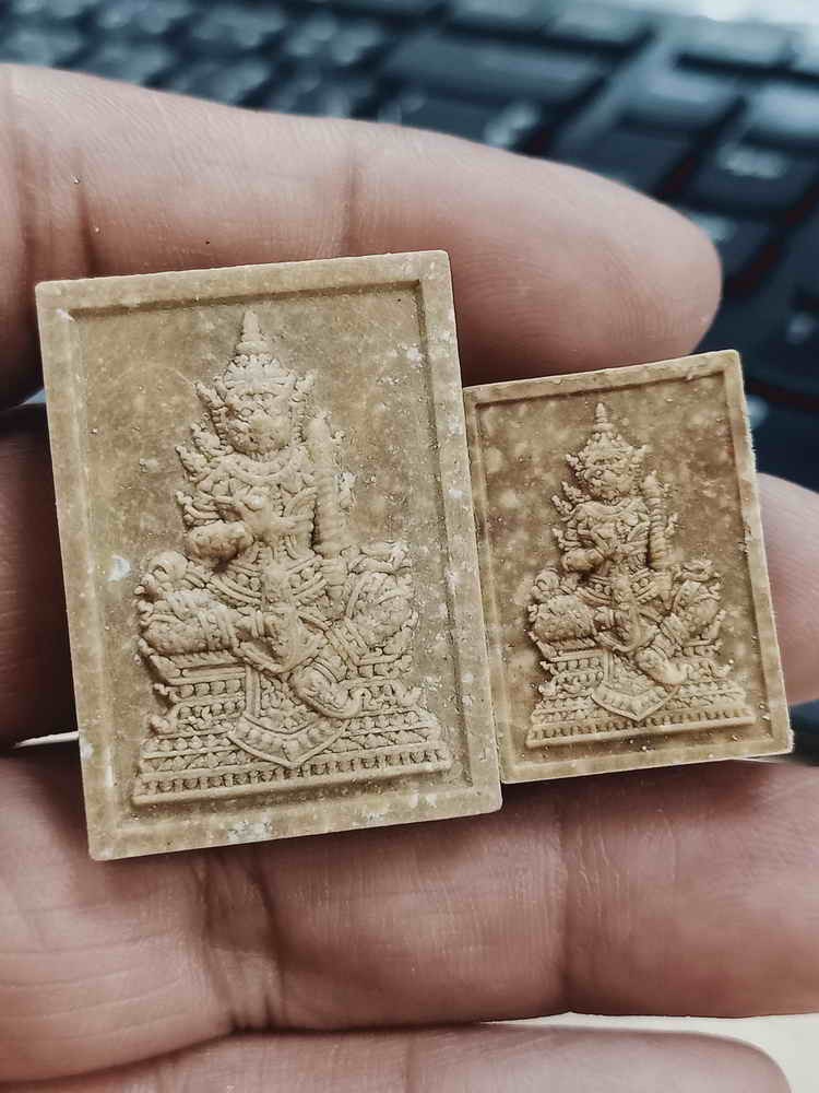 2-1408 วัดใจ 100 G#4 พระผงท้าวเวสสุวรรณนั่งบัลลังก์ประทานพร มหาโภคาทรัพย์ ปลุกเสก 4 วาระ วัดบ้านอ้อ อ.โนนไทย จ.นครราชสีมา เนื้อเกสร หลังแบบ กล่องเดิม***ต่ำจอง การ์ดพร้อม วาระดี