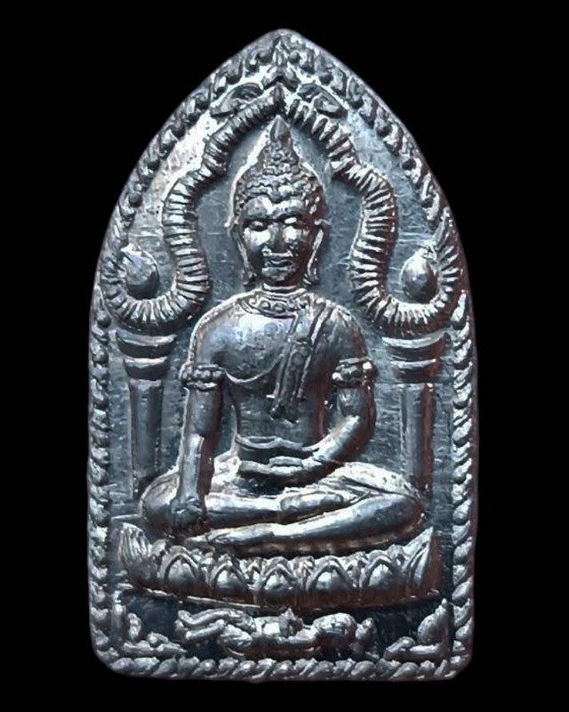 15.พระยอดขุนพลปั๊ม หลวงพ่อฑูรย์ วัดโพธินิมิตร เนื้อชินพิมพ์เล็ก พ.ศ. 2527 สูง 3 ซ.ม. สร้างจากเนื้อชินกรุเก่าที่ชำรุดแตกหัก