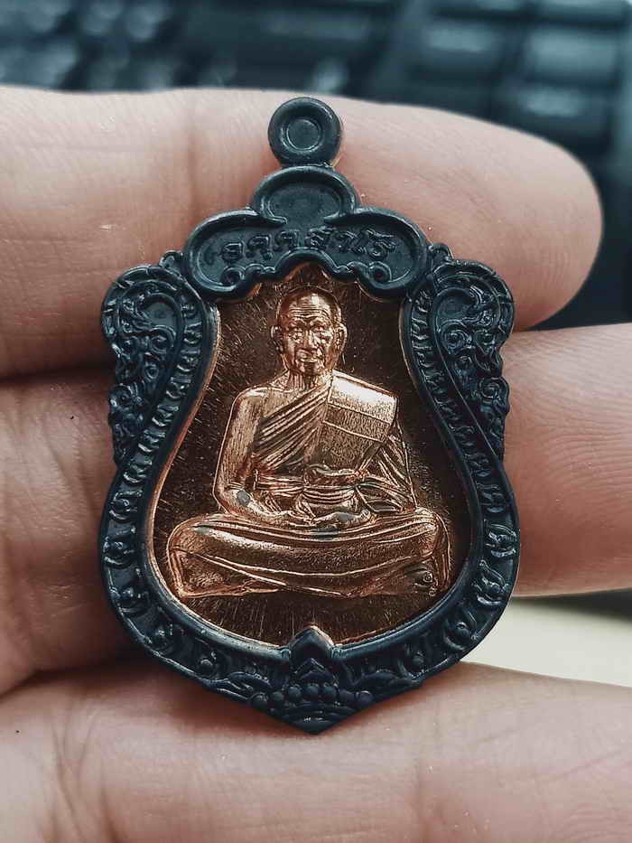 2-1325 วัดใจ 100 เหรียญเสมาฉลองอายุวัฒนะมงคล 89 ปี หลวงพ่อรวย อคคฺสาโร วัดมาบตาพุด ระยอง ปี 2566 ทองแดง ขอบประกบชนวนรมดำ รก.22 หมายเลข 72 กล่องเดิม***วัดจัดสร้าง เสมาต้องมี