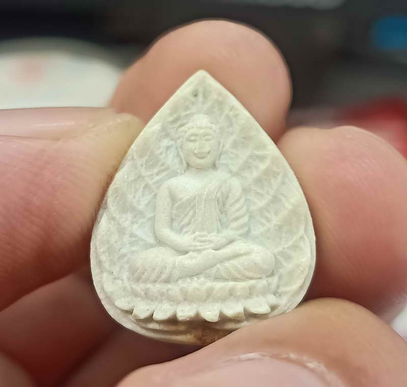 2-802 วัดใจ 50 พระผงใบโพธิ์ หลังโรยเกศา พระอาจารย์เปลี่ยน วัดบ้านปง (วัดอรัญญวิเวก) จ.เชียงใหม่ ปี 2536 รุ่น 5 รอบ จมูกยุบโดนเดิม สวยคม