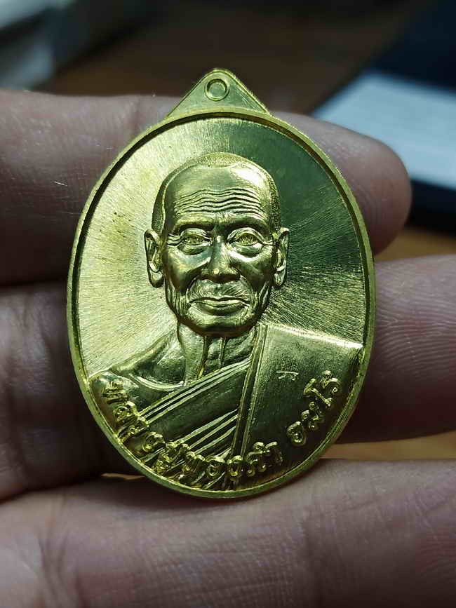 2-843 วัดใจ 100 เหรียญรุ่นแรก รุ่นสร้างบารมี หลวงปู่ทองคำ อมโร สำนักสงฆ์ถ้ำภูน้อยน้ำทิพย์ อ.กันทรลักษ์ จ.ศรีสะเกษ 2562 เนื้อทองเหลือง สวยคมวิ๊บวับ หมายเลข 68 กล่องเดิม