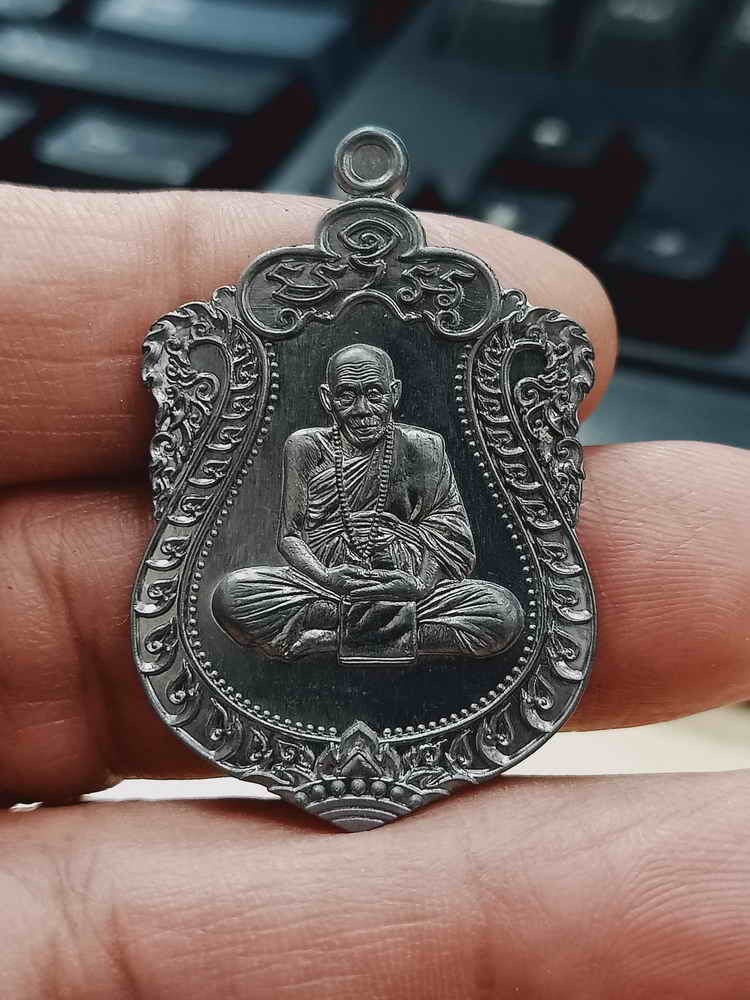 2-1065 วัดใจ 100 เหรียญเสมา ที่ระลึกครบ 8 รอบ ครูบาอุ่น วัดโรงวัว จ.เชียงใหม่ 2567 ตะกั่ว หลังเรียบ หมายเลข 58 กล่องเดิม***ขึ้นชื่อเสมา 8 รอบ ต้องมา