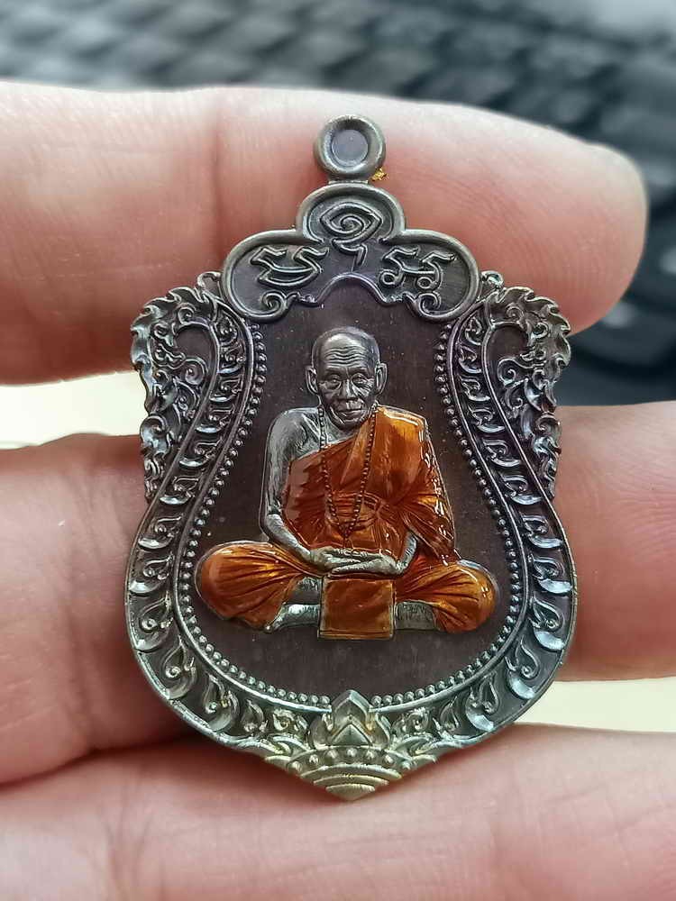 2-1650 วัดใจ 100 เหรียญเสมา ที่ระลึกครบ 8 รอบ ครูบาอุ่น วัดโรงวัว จ.เชียงใหม่ 2567 ทองแดงมันปู ลงยาจีวร คลาสสิค หมายเลข 30 กล่องเดิม***ขึ้นชื่อเสมา 8 รอบ ต้องมา