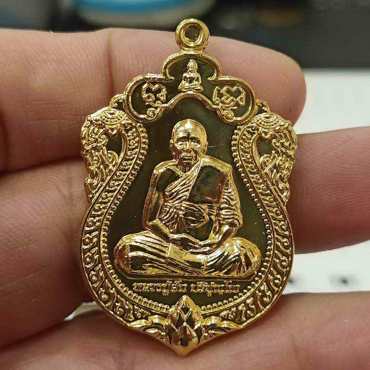 2-94 วัดใจ 100 เหรียญรวยพันล้าน หลวงปู่ผัน วัดแม่ต๋ำน้อย จ.เชียงราย ปี 2561 เนื้อชุบทอง หมายเลข 47 กล่องเดิม