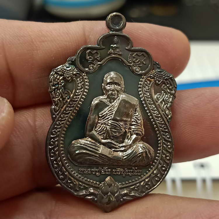 2-95 วัดใจ 100 เหรียญรวยพันล้าน หลวงปู่ผัน วัดแม่ต๋ำน้อย จ.เชียงราย ปี 2561 เนื้อชุบเงิน หมายเลข 47 กล่องเดิม