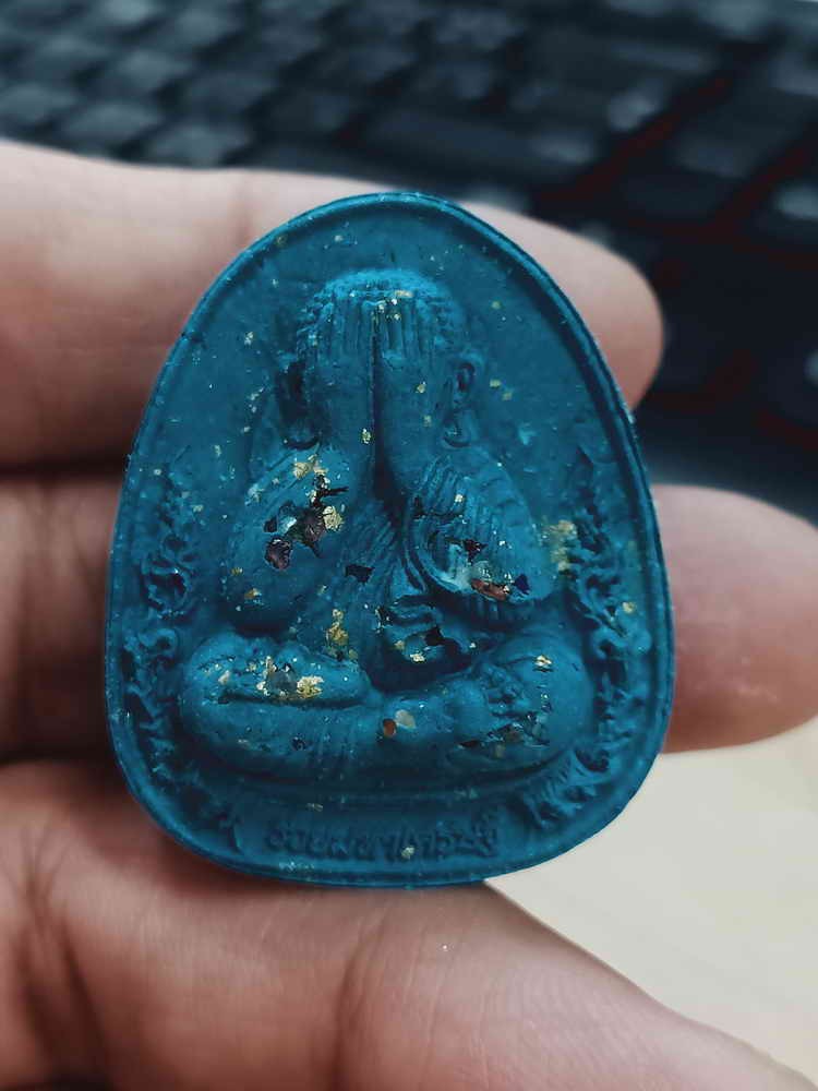 2-1538 วัดใจ 100 พระปิดตาพุทธศิลป์ รุ่นรวยมหาเศรษฐี ครูบาอริยชาติ อริยจิตฺโต วัดแสงแก้วโพธิญาณ จ.เชียงราย ปี 2566 เนื้อฟ้า เทพมงคลพลอย 7 สี หมายเลข 137 กล่องเดิม ***ทีมพี่เสือสร้าง