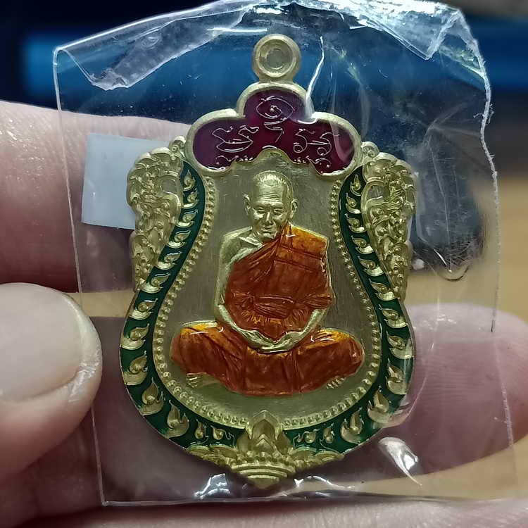 2-527 วัดใจ 200 เหรียญเสมา ที่ระลึกอายุครบ 7 รอบ หลวงปู่สมาน ที่พักสงฆ์เขายางหัก จ.ราชบุรี ปี 2566 เนื้อทองทิพย์ ลงยา หลังยันต์ห้า รก.49 หมายเลข 23 สร้าง 100 เหรียญ กล่องเดิม