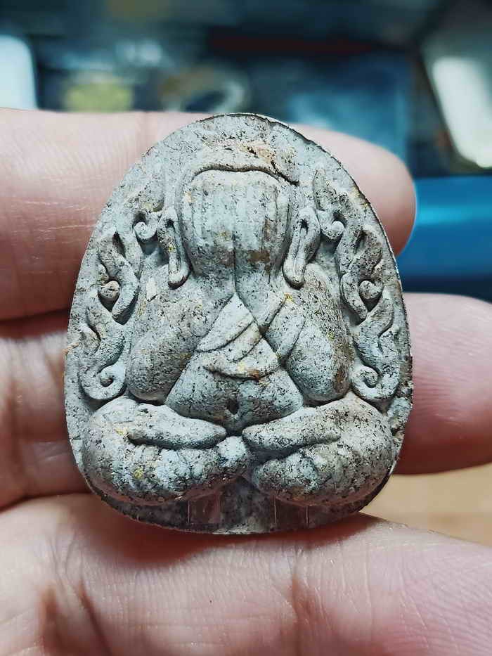 2-1469 วัดใจ 100 พระปิดตากนกข้างบูชาครู หลวงปู่โต๊ะ หลวงพ่อนงค์ วัดบางน้ำชน ธนบุรี จ.กรุงเทพ ปี 2565 จัมโบ้ มวลสารดี ตะกรุดทองแดง 2 ดอก หมายเลข 297 กล่องเดิม