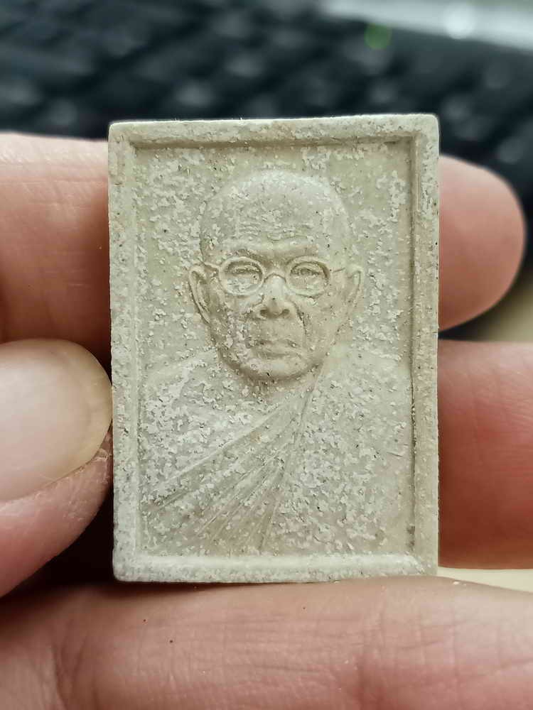 2-1841 วัดใจ 100 G#1 พระผงหลังยันต์ แมงมุมดักทรัพย์ หลวงปู่สุภา กนฺตสีโล รุ่นฉลองอายุ 108 ปี วัดสีลสุภาราม ภูเก็ต 2546 ผงสีขาว กล่องเดิม