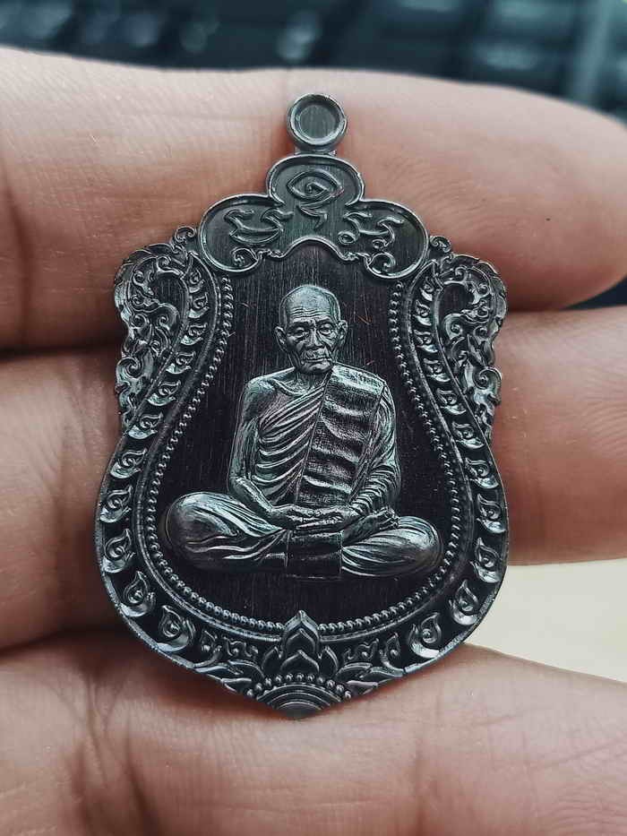 2-1320 วัดใจ 100 เหรียญที่ระลึก ฉลองอายุครบ 8 รอบ หลวงปู่บุญทัน วัดกาพระคุณาราม จ.สุรินทร์ 2567 ทองแดงมันปู หมายเลข 298 สร้าง 396 เหรียญ กล่องเดิม