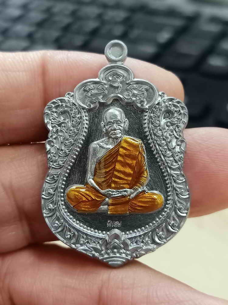 2-1686 วัดใจ 100 เหรียญเสมา 9 รอบ อายุครบ 112 ปี หลวงปู่มี ฐิตสาโร วัดโพนทอง จ.สุรินทร์ 2567 ตะกั่ว ลงยาจีวร หมายเลข 125 สร้าง 138 เหรียญ กล่องเดิม