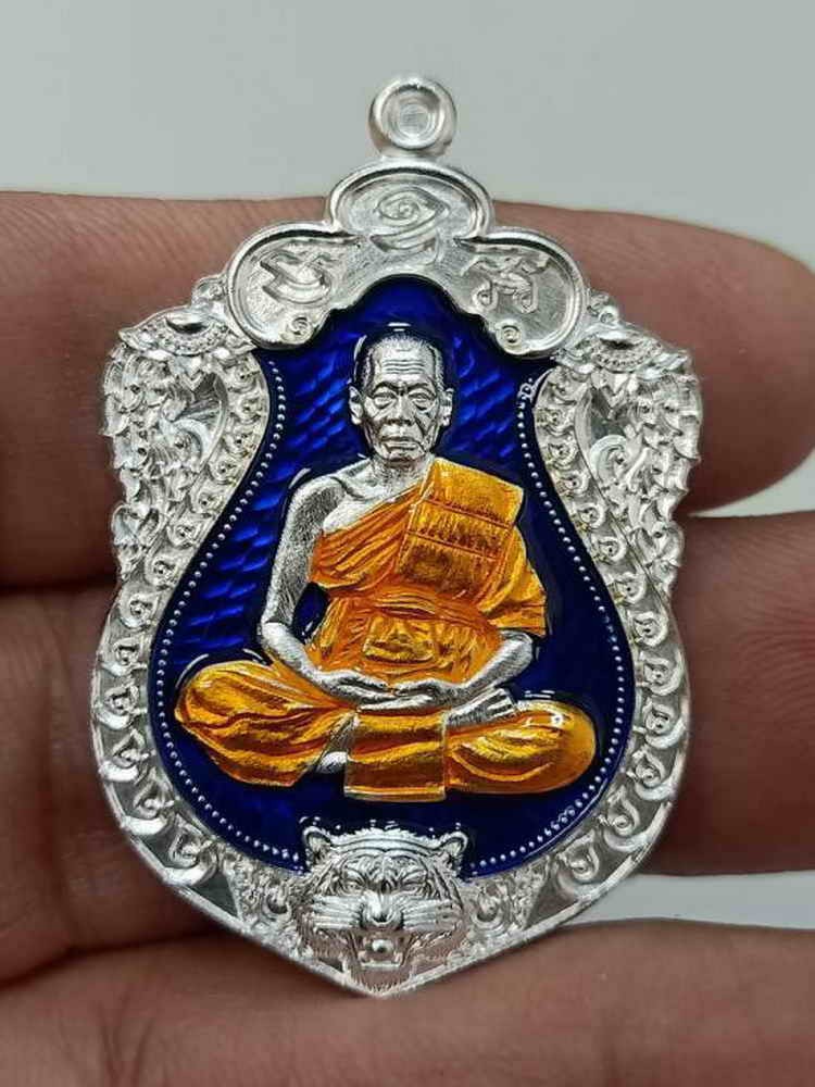 2-716 วัดใจ 150 เหรียญเสมาเสือคาบแก้ว หลวงพ่อยูร วัดพนมเศษเหนือ จ.นครสวรรค์ 2567 เนื้อชุบเงินลงยาน้ำเงิน จีวร หมายเลข 74 จัดสร้าง 100 เหรียญ กล่องเดิม