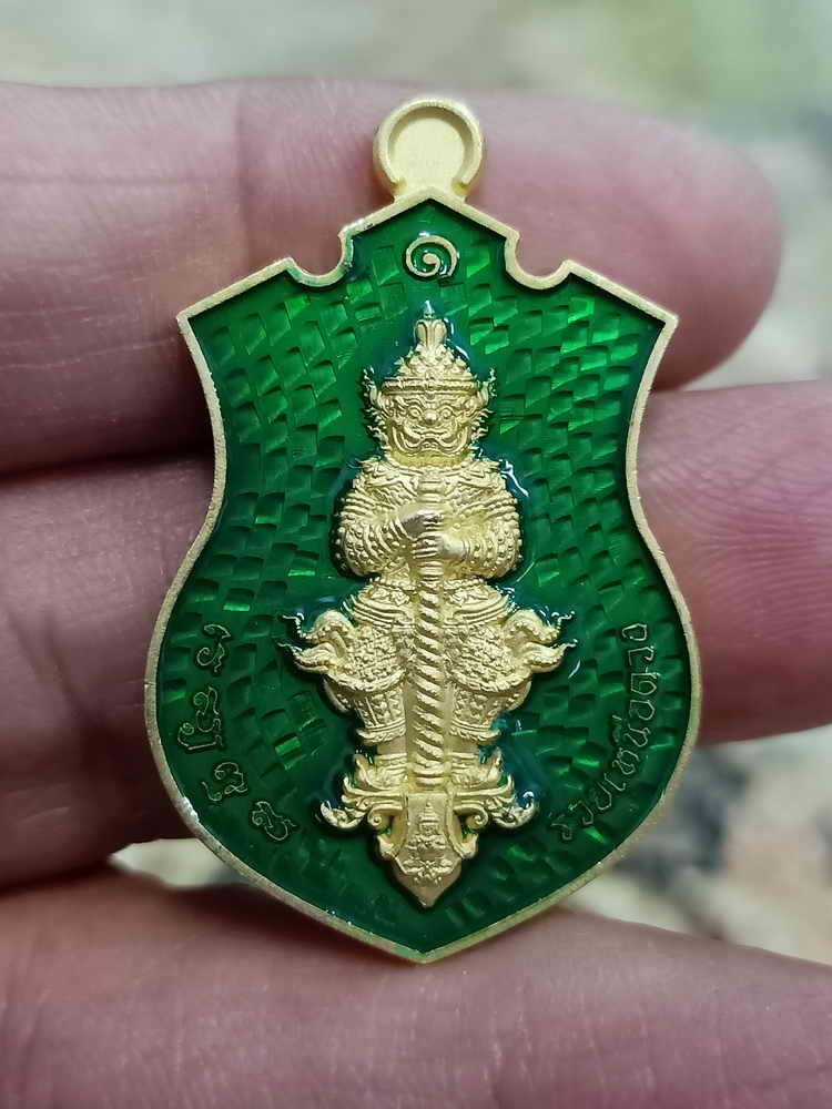 2-1819 วัดใจ 100 เหรียญท้าวเวสสุวรรณ รุ่นแรก รวยเหนือดวง หลวงพ่อรวย วัดมาบตะพุด จ.ระยอง 2565 ทองแดง ชุบทอง ลงยา หมายเลข 117 กล่องเดิม