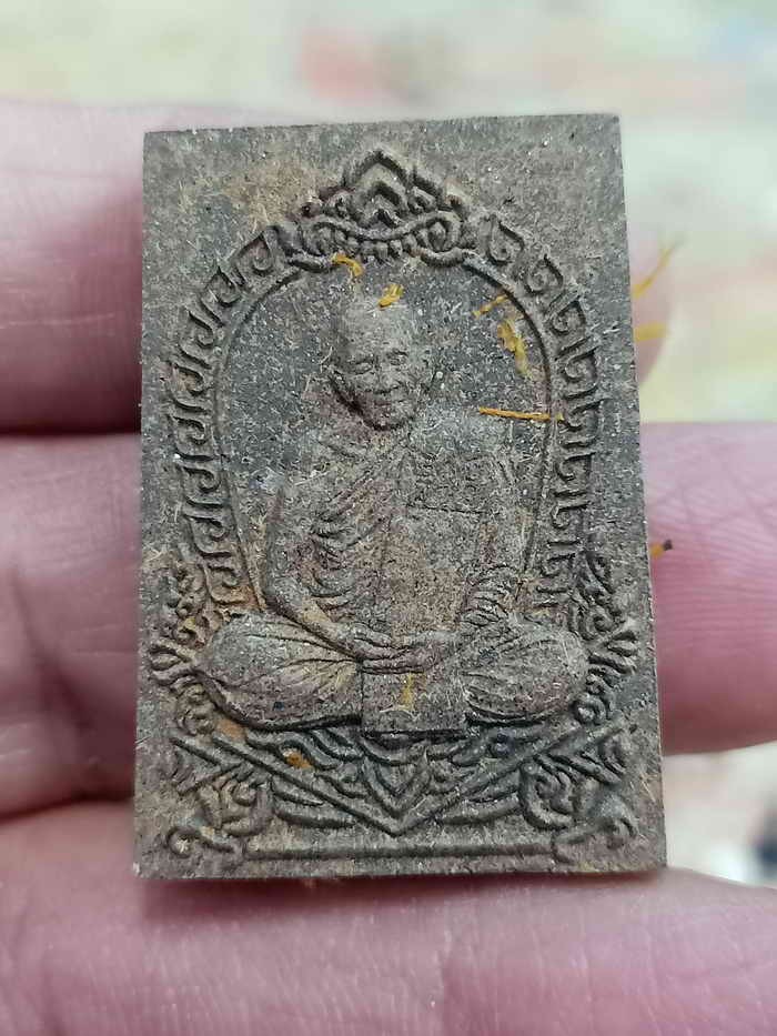 2-1825 วัดใจ 100 พระผง 8 รอบ หลวงปู่เถิง ปัญญาวโร วัดบ้านอาลัย จ.ศรีสะเกษ 2567 โรยผงมวลสาร หมายเลข 167 กล่องเดิม